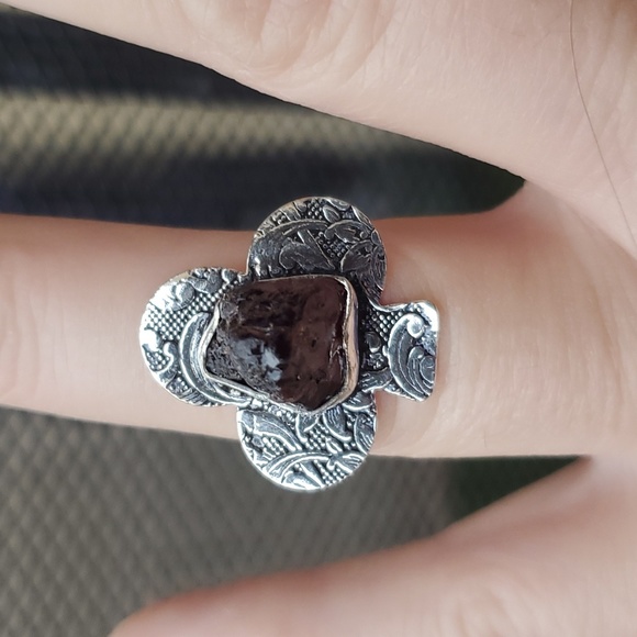 New Rough Natural Mozambique Garnet Carved 925 Silver Club Ring. - Picture 2 of 12